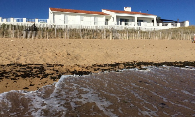 La Cotiniere Villa | Villa pies en el agua duerme 12 sala de estar sala de estar cocina vista al mar 5 dormitorios