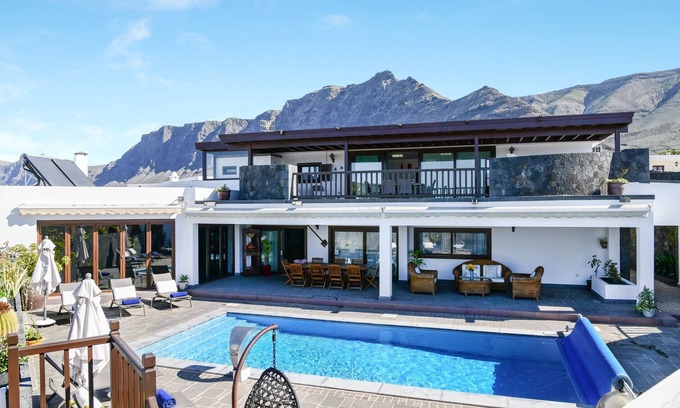 Urbanización Famara Villa | Villa "Finca Daniela" con vistas al mar, Wi-Fi, piscina, jardín y terraza