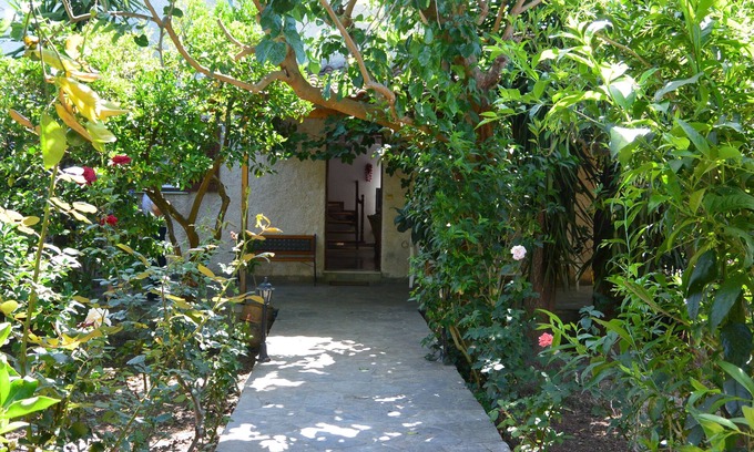 Alikianos Villa | Villa Flora, 3 dormitorios, 2 baños, sala de estar, 12 minutos en coche al centro de Chania