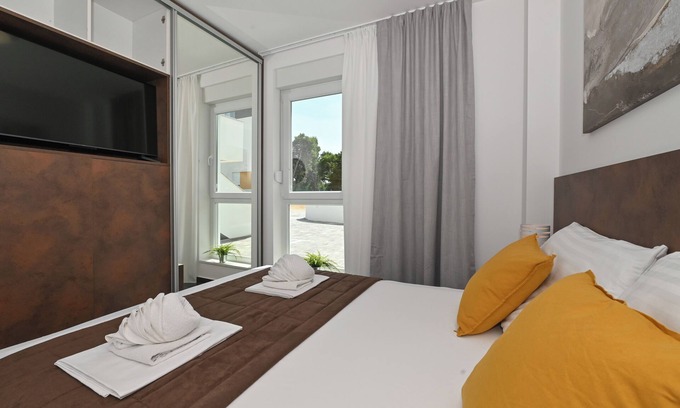 Zrce Villa | Villa for 20 with Private Pool