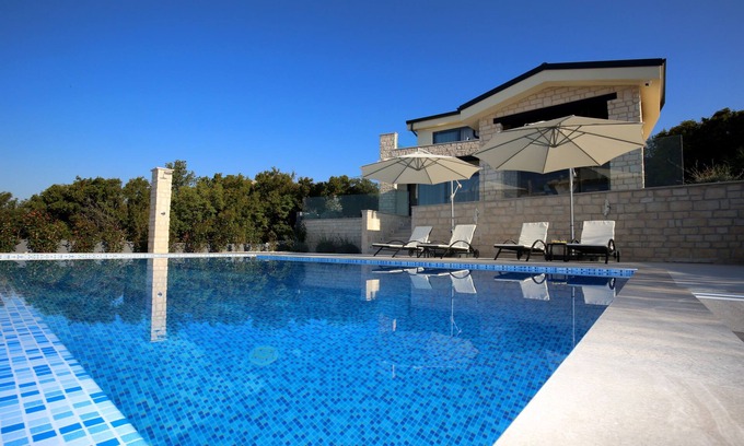 Smrika Villa | Villa para 8 personas, piscina infinita, impresionante vista de la bahía, zona tranquila