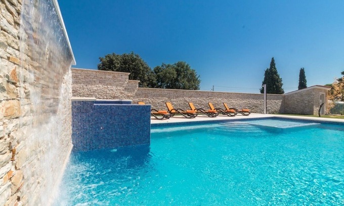 Valtura Casa | Villa para grandes exigencias con gran piscina, sauna, bañera de hidromasaje, equipo de fitness, billar y una cocina profesional al aire libre