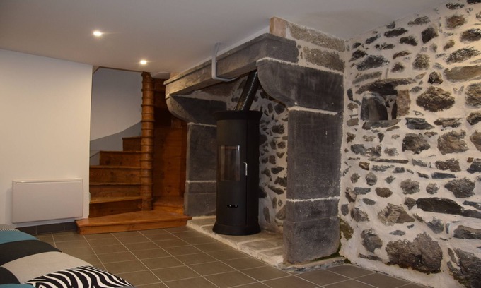 Saint-Bonnet-pres-Orcival Casa | casa de pueblo con terraza cerca de puy de dome