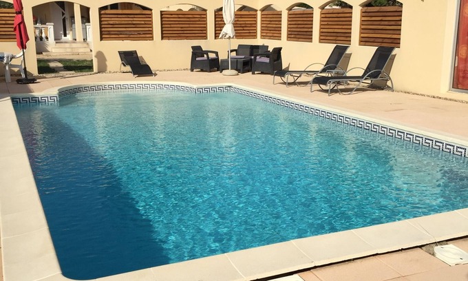 Saint-Laurent-La-Vernede Villa | villa 8/9 personas, piscina climatizada (9x5), salas de juegos Jacuzzy (7 plazas).