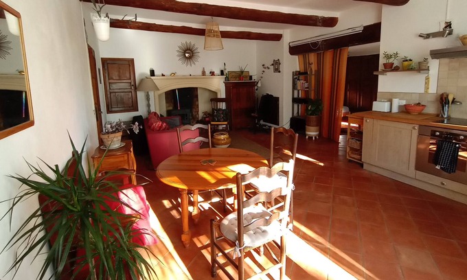 Saint-Martin-de-Castillon Apartamento | Village house with south-facing terrace