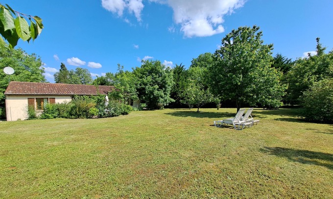 Saint-Pierre-de-Juillers Casa | Villa Avec Jardin Privé et Accès au Jardin de Jeux Communautaire et Piscine