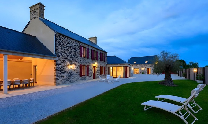 Saint-Sauveur-le-Vicomte Villa | Villa 'Domaine Le Saint Georges' con Terraza Privada, Wi-Fi y Aire Acondicionado