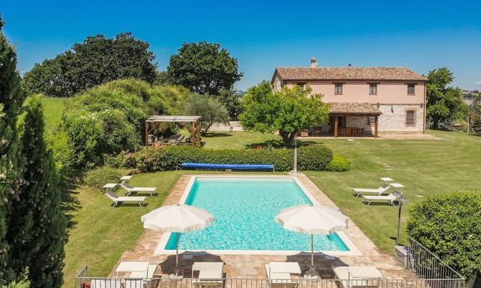Arcevia Villa | Villa Fufi, elegante casa de campo con piscina cerca de Arcevia, en la tranquila campiña de las Marcas