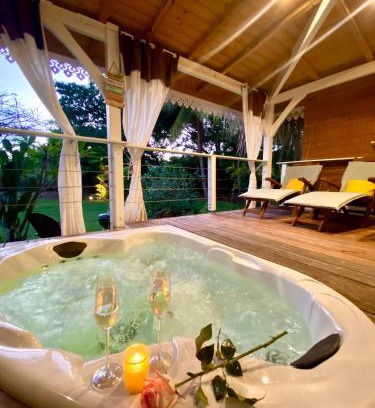 Le Diamant Chalet De Esquí | Villa Gaïa - Bungalow Ti-Zen et son jacuzzi niché dans un jardin tropical, séjour en amoureux