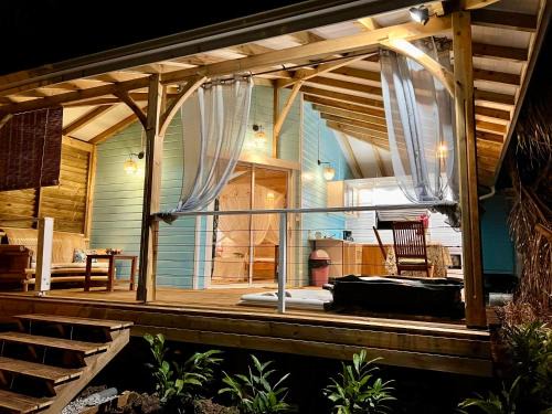 Le Diamant Chalet De Esquí | Villa Gaïa - Bungalow Ti-Spa et son jacuzzi privé dans un jardin tropical, séjour en amoureux ou en famille