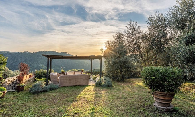 Lucca Villa | Villa 'Gabriella' con jardín privado, balcón y Wi-Fi