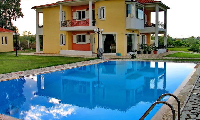 Pyrgos Villa | Villa Giannopoulos - Villa de lujo con piscina, jardín y barbacoa.