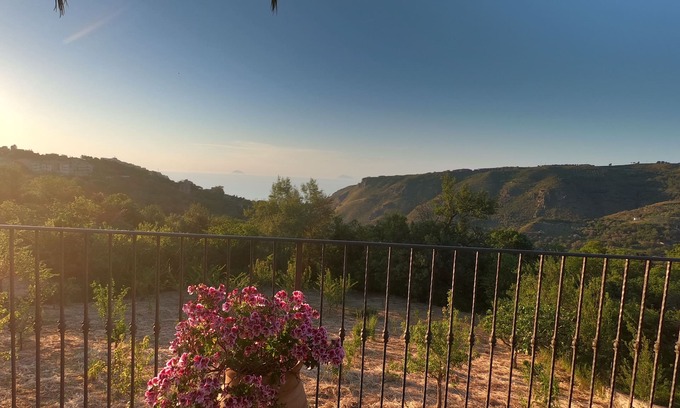 San Marco d'Alunzio Villa | Villa Gisella con piscina panorámica y barbacoa rodeada por nuestro huerto