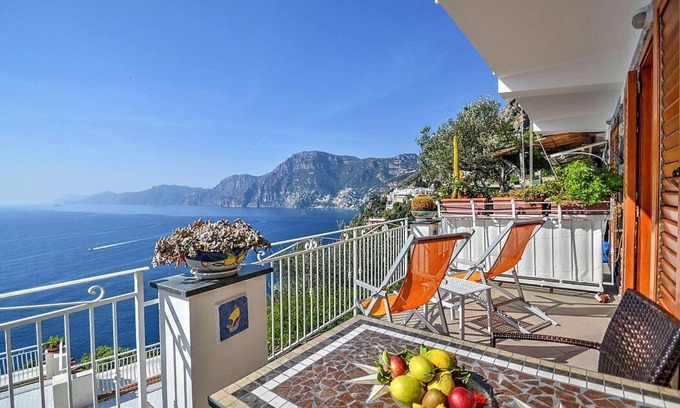Praiano Casa | Villa Gisella B: Un apartamento luminoso frente al sol y el mar.