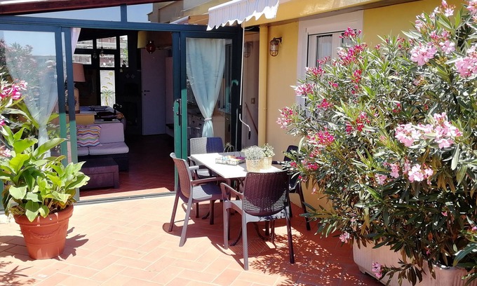 Formia Apartamento | Villa Giulia: Attico con Terrazzo in Villa Signorile a due Passi dal Mare.,