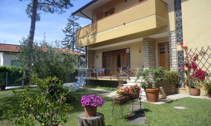 Marina di Pietrasanta Villa | Villa Gloria, jardín y gran terraza a 300 metros del mar.