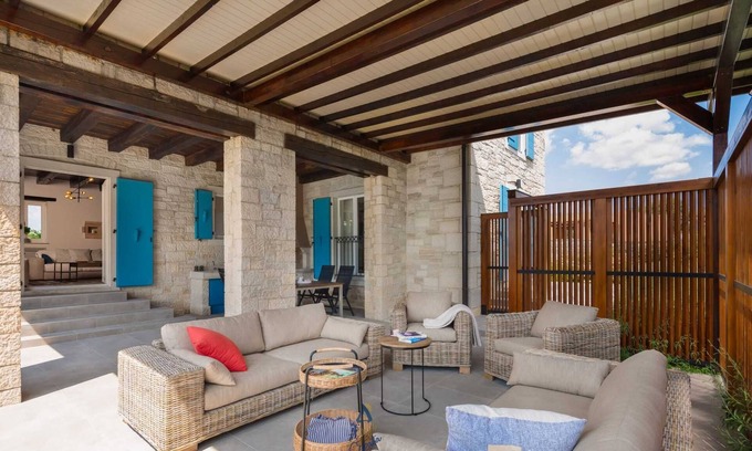 Mofardini Villa | Villa Grado II-Newly renovated 3BD villa for up to 8 with extra large heated pool