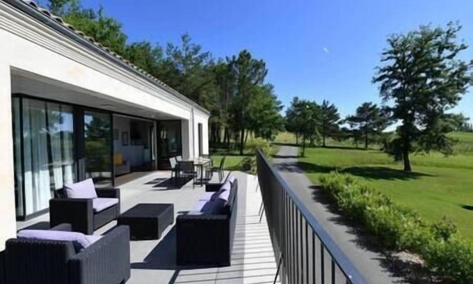 Gardegan-et-Tourtirac Casa | Villa de lujo al borde del Golf en la ruta del vino con aire acondicionado.