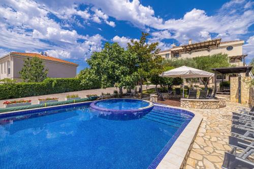 Linardici Apartamento | Villa Haya with heated pool
