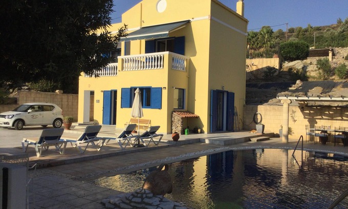 Kalathos Villa | Villa Helios con piscina privada, alquiler de coches * y paquete de bienvenida incluido en el precio.