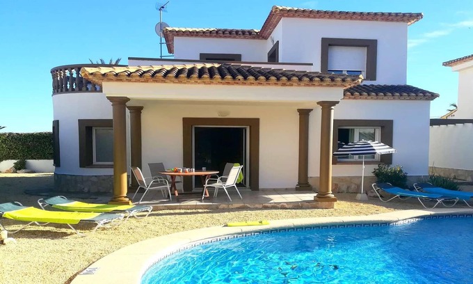 Beniarbeig Casa | Villa Hibisco is part of a villa complex in the village of Beniarbeig, not far from Denia.