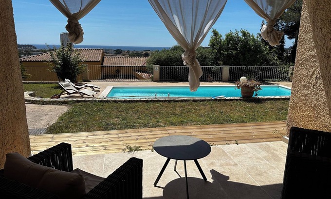 L'Evescat Apartamento | Villa Horizons - Garden apartment. Swimming pool and beach 15 minutes' walk away.