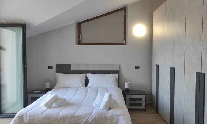 Locate Varesino Apartamento | Villa I Sette Pini Splendid modernly furnished penthouse.