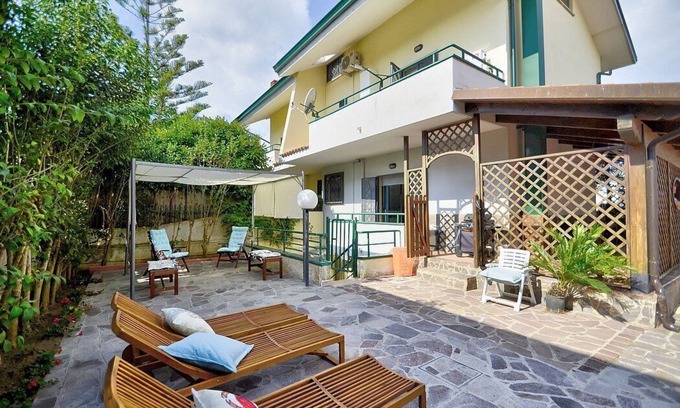 Laura Casa | Villa Il Nocchiero: A welcoming three-story independent house situated at a short distance from the beach, with Free WI-FI.