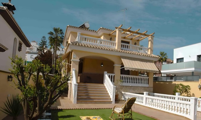 Rincón de la Victoria Villa | 'Villa Ilusión Home' con terraza privada, Wi-Fi y aire acondicionado