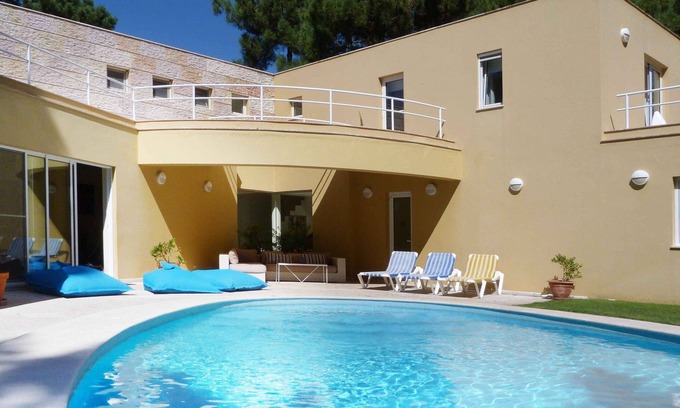 Charneca de Caparica e Sobreda Villa | Villa moderna y brillante en un complejo de golf cerca de la playa y LiSBON