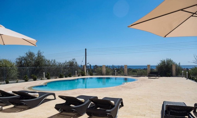 Peyia Town Casa | Villa con piscina y vista panorámica, a 5 min en coche de la playa.