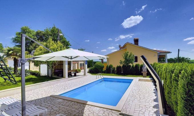 Lindar Casa | Villa en Bakši con Piscina y Parque Infantil