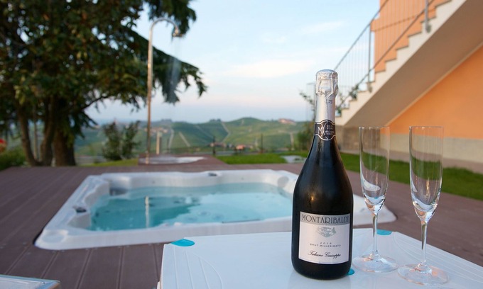 Barbaresco Villa | Apartamento en el Langhe con magníficas terrazas, jacuzzi al aire libre y jardín.