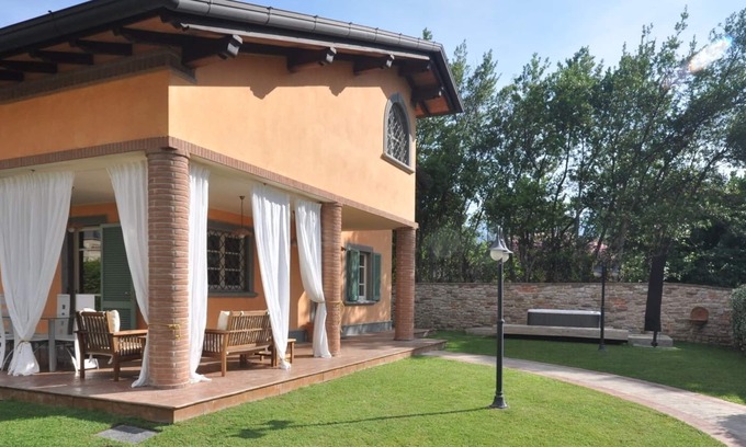 Seravezza Villa | Villa con gran jacuzzi en el jardín, sauna, gimnasio, barbacoa, wifi.
