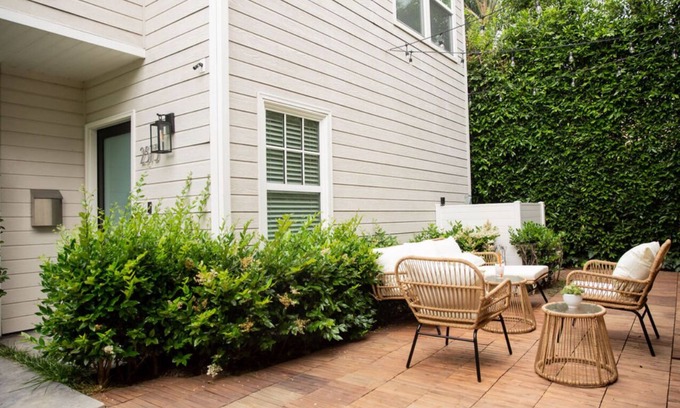 Hollywoodland Casa | Villa in Hollywood Hills- Townhouse with Private Backyard
