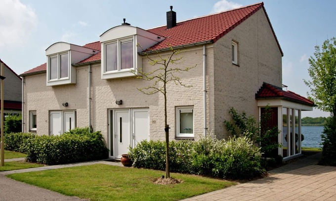 Heel Casa | Villa en Maaspark con Vistas al Lago