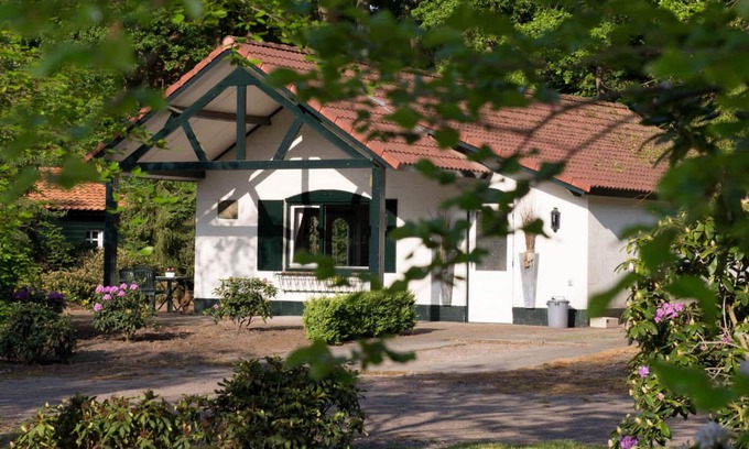 Uden Casa | Bungalow With a Terrace at Bedafse Bergen