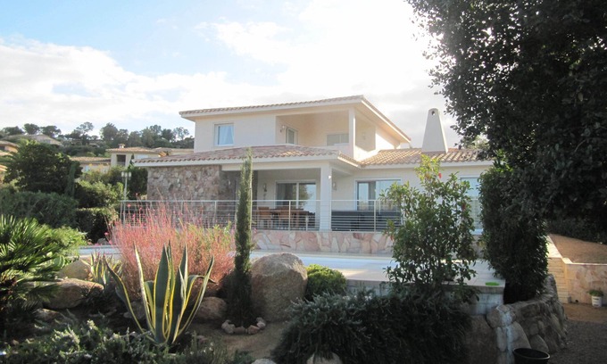 Cirendinu Villa | Villa en muy buen estado con piscina cerca de una hermosa playa