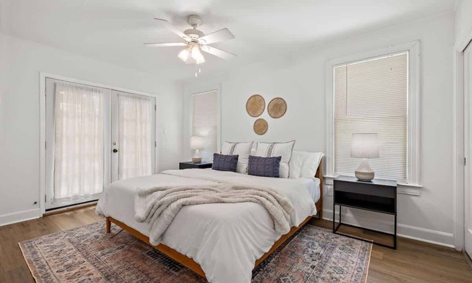 Zilker Casa | Villa in Zilker - Peaceful Stylish Home with Yard