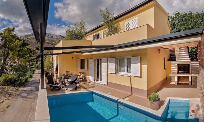 Zrnovnica Villa | Estancia en villa espaciosa en Žrnovnica