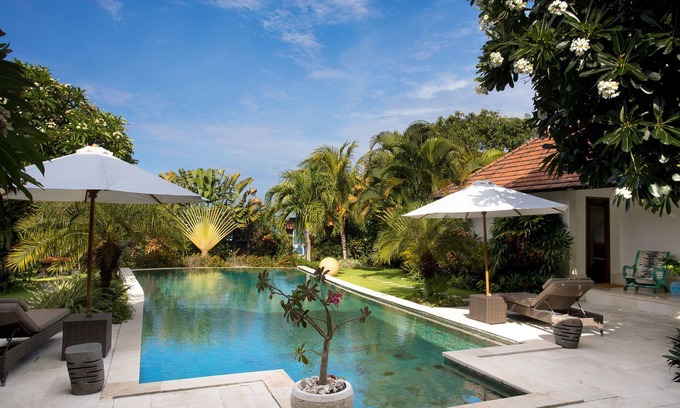 Bunutan Villa | Villa privada bien cuidada - en medio de un jardín tropical y directamente junto al mar