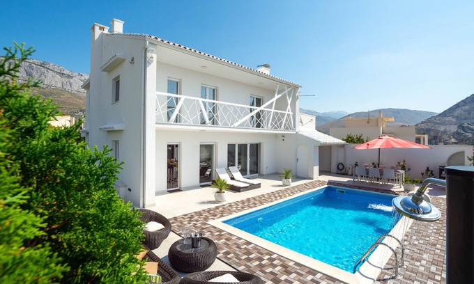 Zrnovnica Villa | VILLA CAPITANO cerca de Split con piscina climatizada
