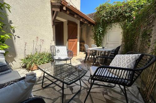 Mudaison Casa | Villa Isabelle- Large bright house with courtyard!
