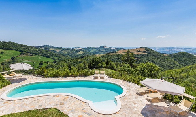 Montefelcino Villa | Ise Villa con piscina y vistas magníficas en Montefelcino, a 25 km de las playas de Fano y Pesaro