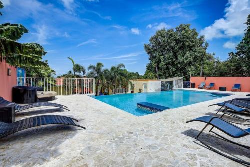 Playa Fortuna Casa | Villa Jardin - Infinity Pool and Backyard Oasis