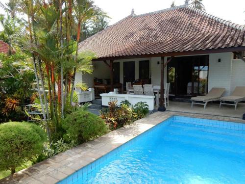Jasri Casa | Villa Jasri Point - Beachfront Villa close to surf