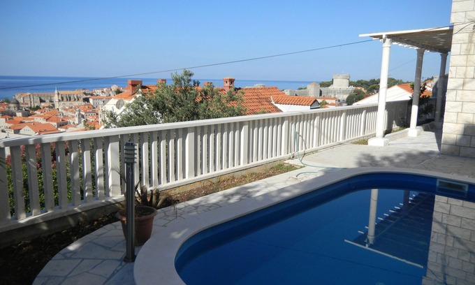 Ploce Apartamento | Villa Julieta, tres dormitorios, terraza privada y piscina con vistas al mar