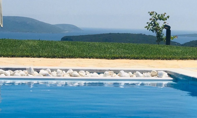 Pylos-Nestoras Villa | Villa Kamaria Villa de lujo con piscina privada, terrazas, vistas al valle y al mar.