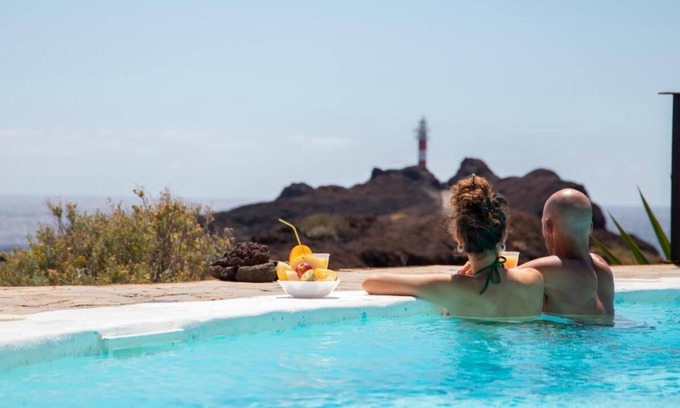 Buenavista del Norte Villa | Casa vacacional "Karat Villa Oásis De Teno" con piscina climatizada, 2 terrazas y Wi-Fi