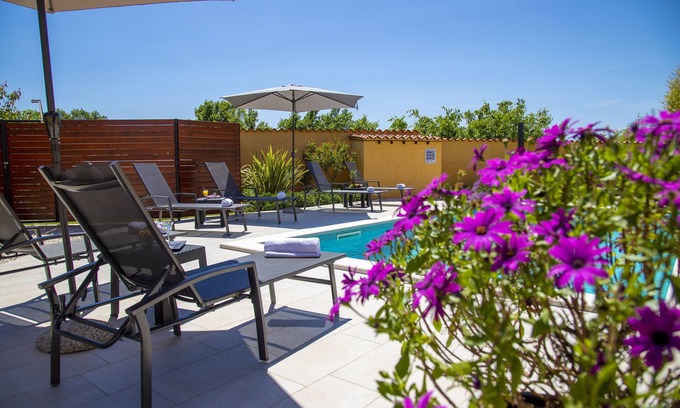 Galizana Villa | La Villa Karin es espaciosa y ofrece un gran jardín con piscina privada.